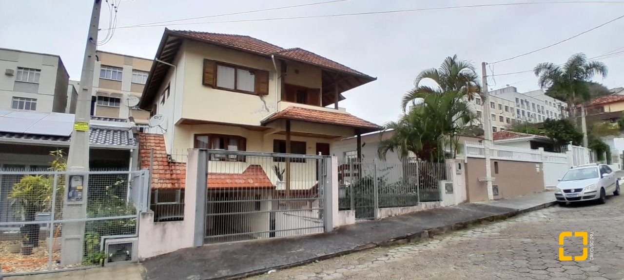 Casa com 314m², 6 quartos (sendo 2 suítes), 4 garagens, no bairro Trindade em Florianópolis