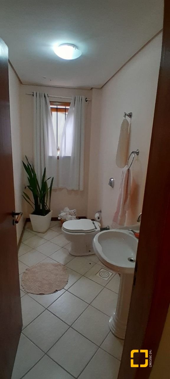 Casa com 314m², 6 quartos (sendo 2 suítes), 4 garagens, no bairro Trindade em Florianópolis