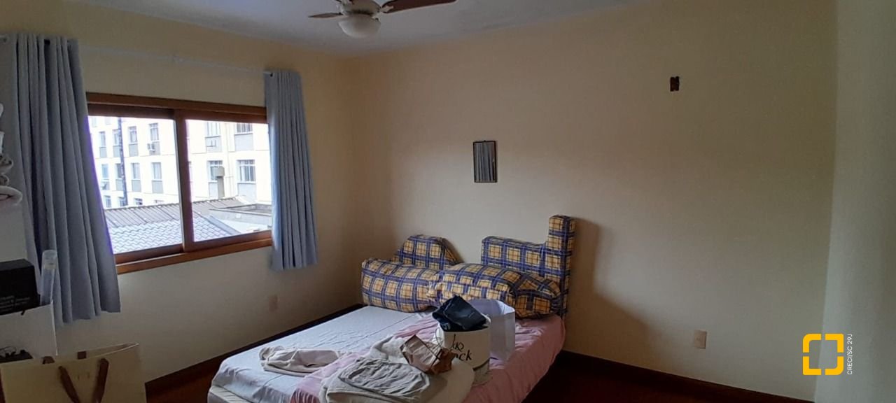 Casa com 314m², 6 quartos (sendo 2 suítes), 4 garagens, no bairro Trindade em Florianópolis