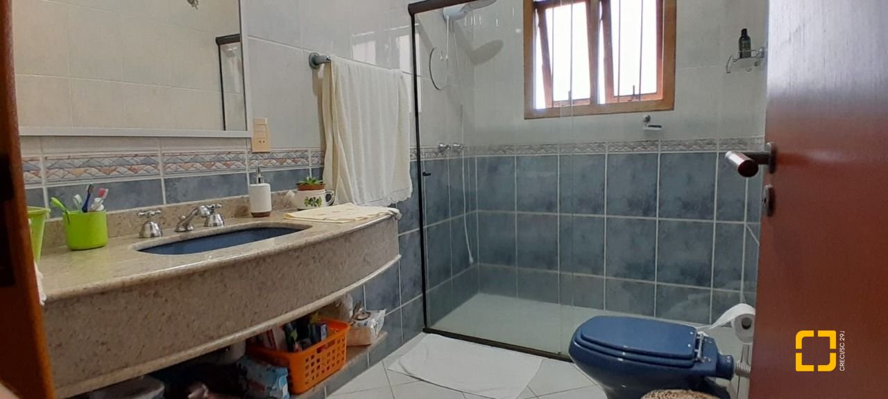 Casa com 314m², 6 quartos (sendo 2 suítes), 4 garagens, no bairro Trindade em Florianópolis