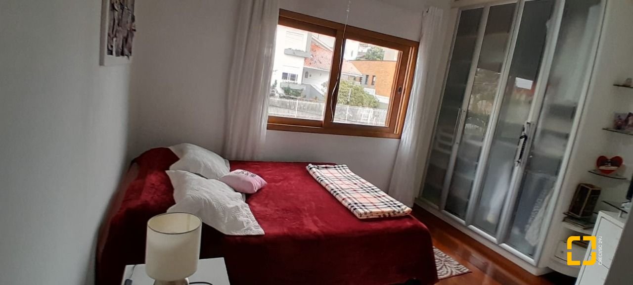 Casa com 314m², 6 quartos (sendo 2 suítes), 4 garagens, no bairro Trindade em Florianópolis