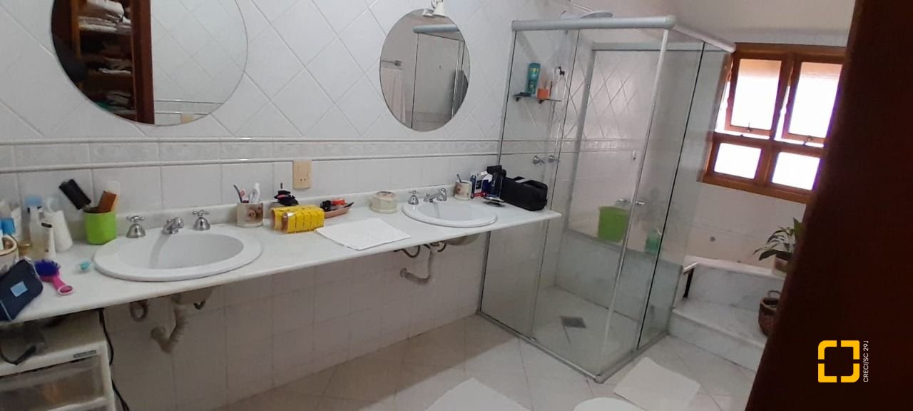 Casa com 314m², 6 quartos (sendo 2 suítes), 4 garagens, no bairro Trindade em Florianópolis