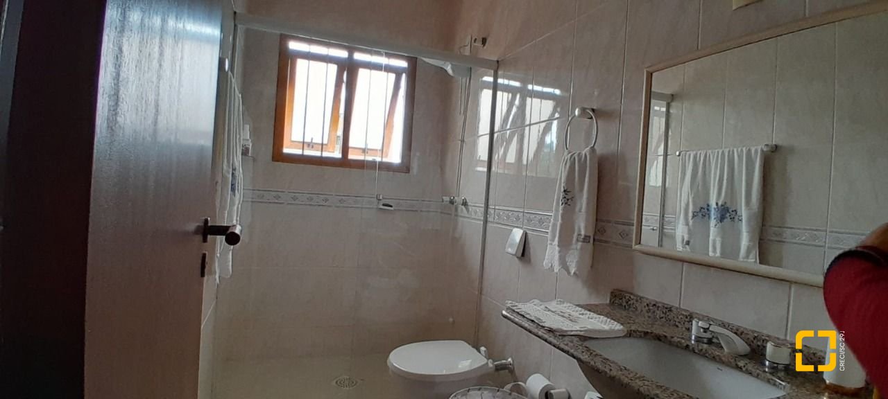 Casa com 314m², 6 quartos (sendo 2 suítes), 4 garagens, no bairro Trindade em Florianópolis