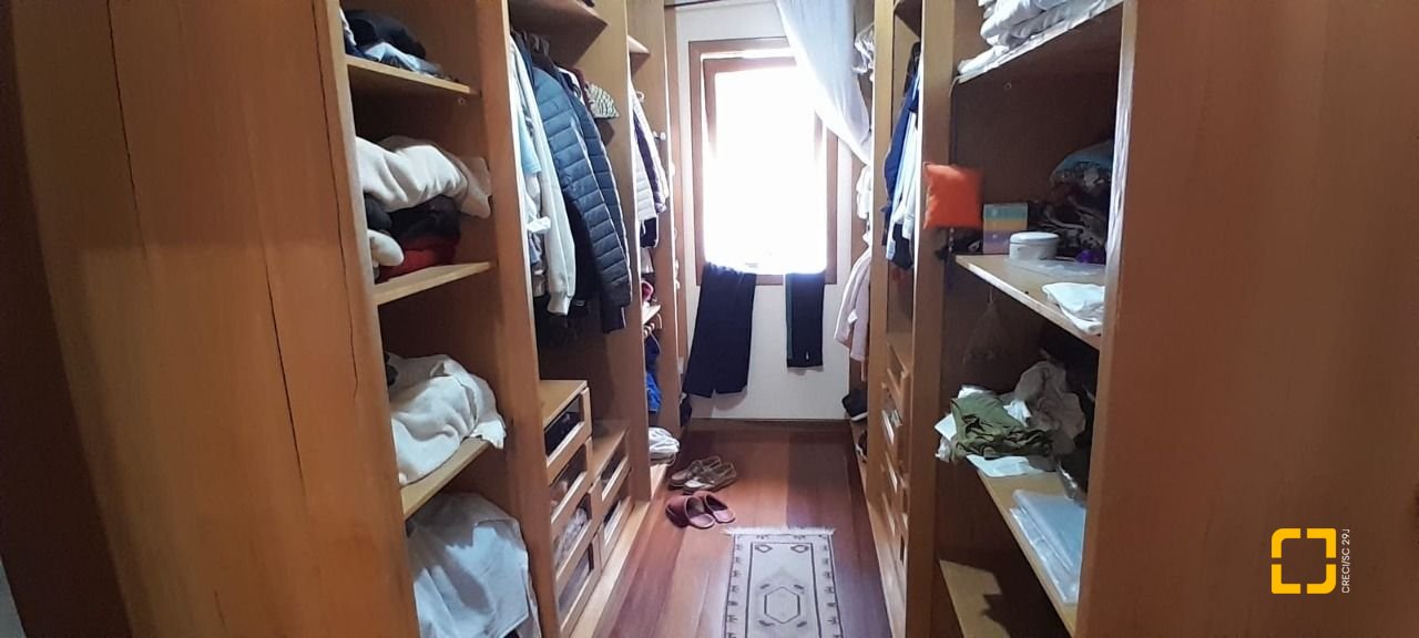 Casa com 314m², 6 quartos (sendo 2 suítes), 4 garagens, no bairro Trindade em Florianópolis