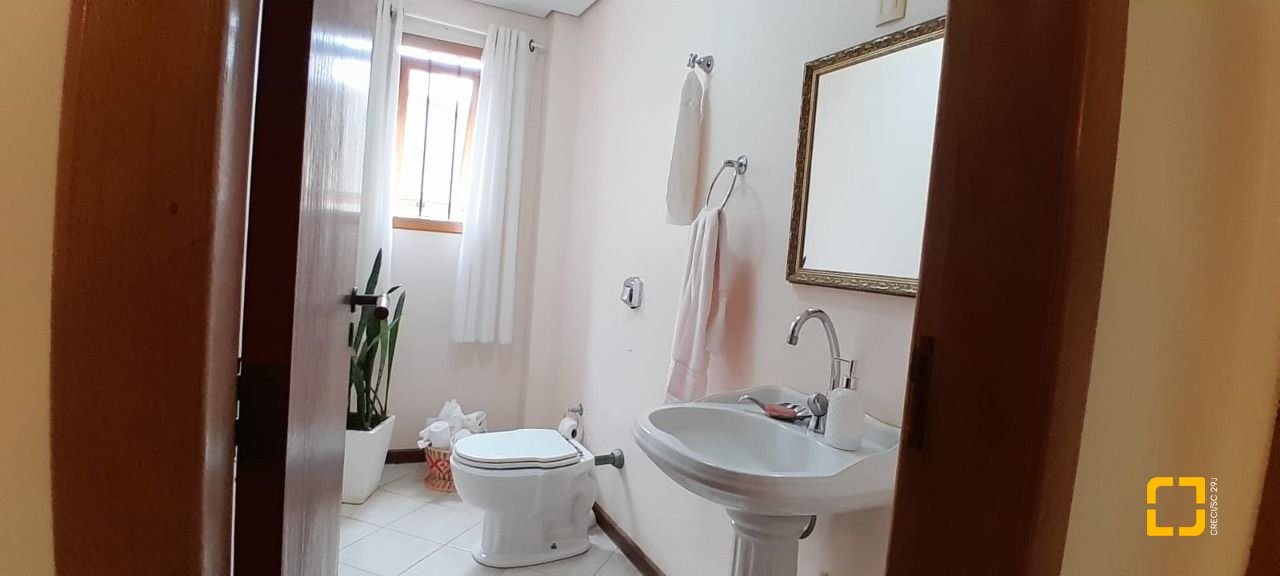 Casa com 314m², 6 quartos (sendo 2 suítes), 4 garagens, no bairro Trindade em Florianópolis