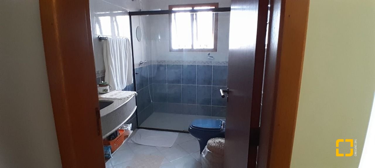 Casa com 314m², 6 quartos (sendo 2 suítes), 4 garagens, no bairro Trindade em Florianópolis
