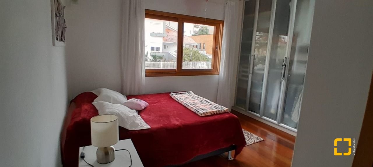 Casa com 314m², 6 quartos (sendo 2 suítes), 4 garagens, no bairro Trindade em Florianópolis