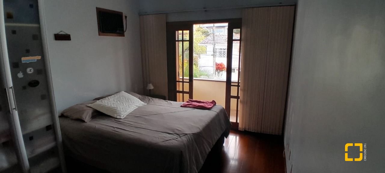 Casa com 314m², 6 quartos (sendo 2 suítes), 4 garagens, no bairro Trindade em Florianópolis