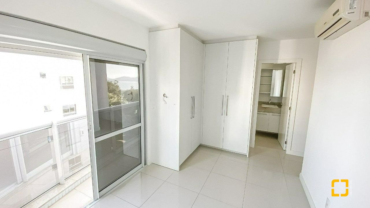 Apartamento com 95m², 4 quartos (sendo 1 suíte), 2 garagens, no bairro Beiramar em Florianópolis
