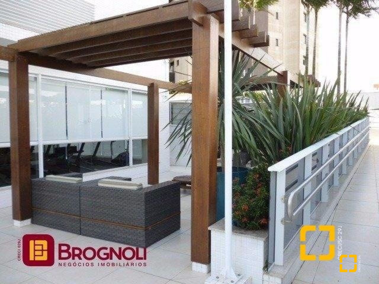 Apartamento com 95m², 4 quartos (sendo 1 suíte), 2 garagens, no bairro Beiramar em Florianópolis