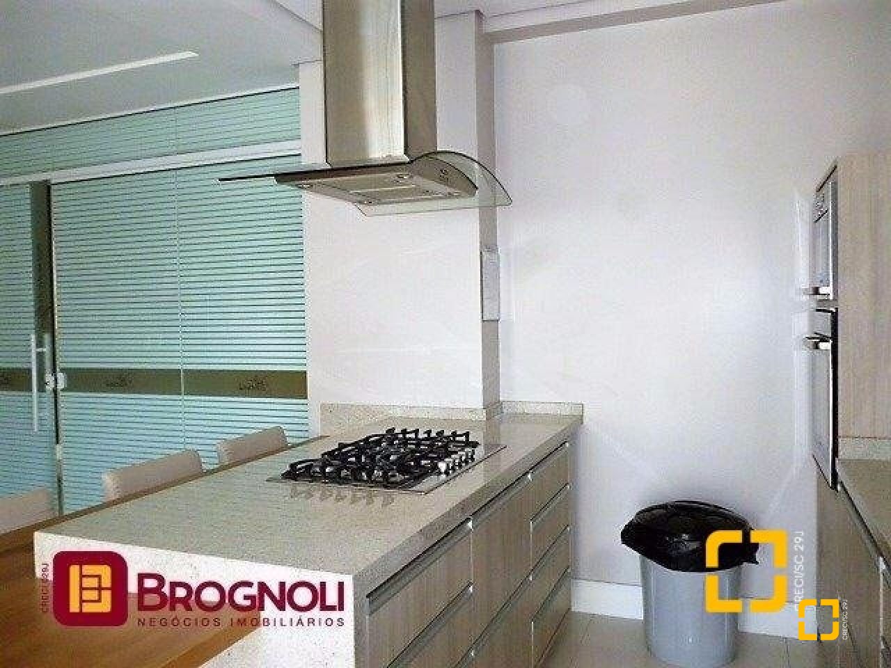 Apartamento com 95m², 4 quartos (sendo 1 suíte), 2 garagens, no bairro Beiramar em Florianópolis