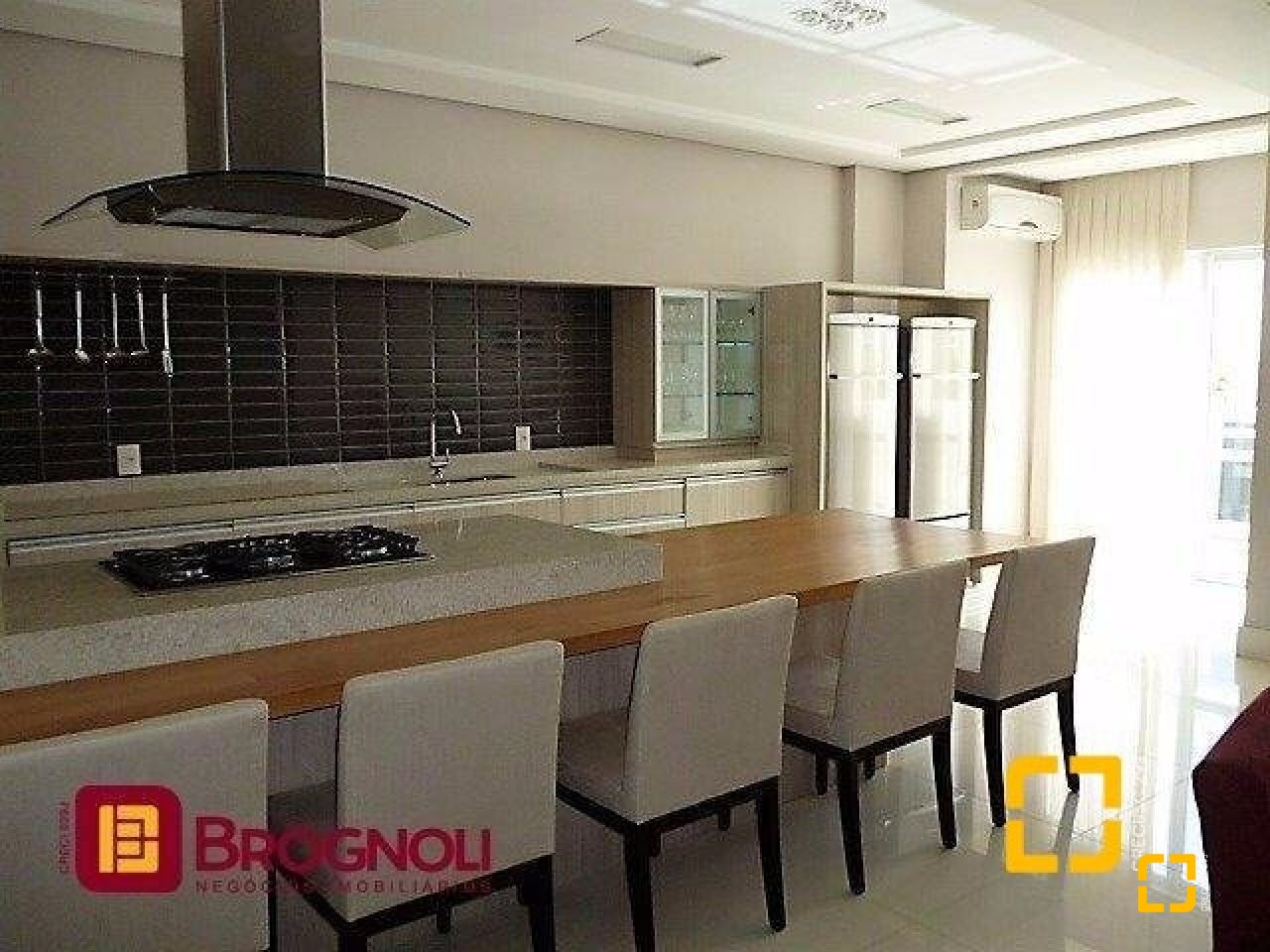 Apartamento com 95m², 4 quartos (sendo 1 suíte), 2 garagens, no bairro Beiramar em Florianópolis