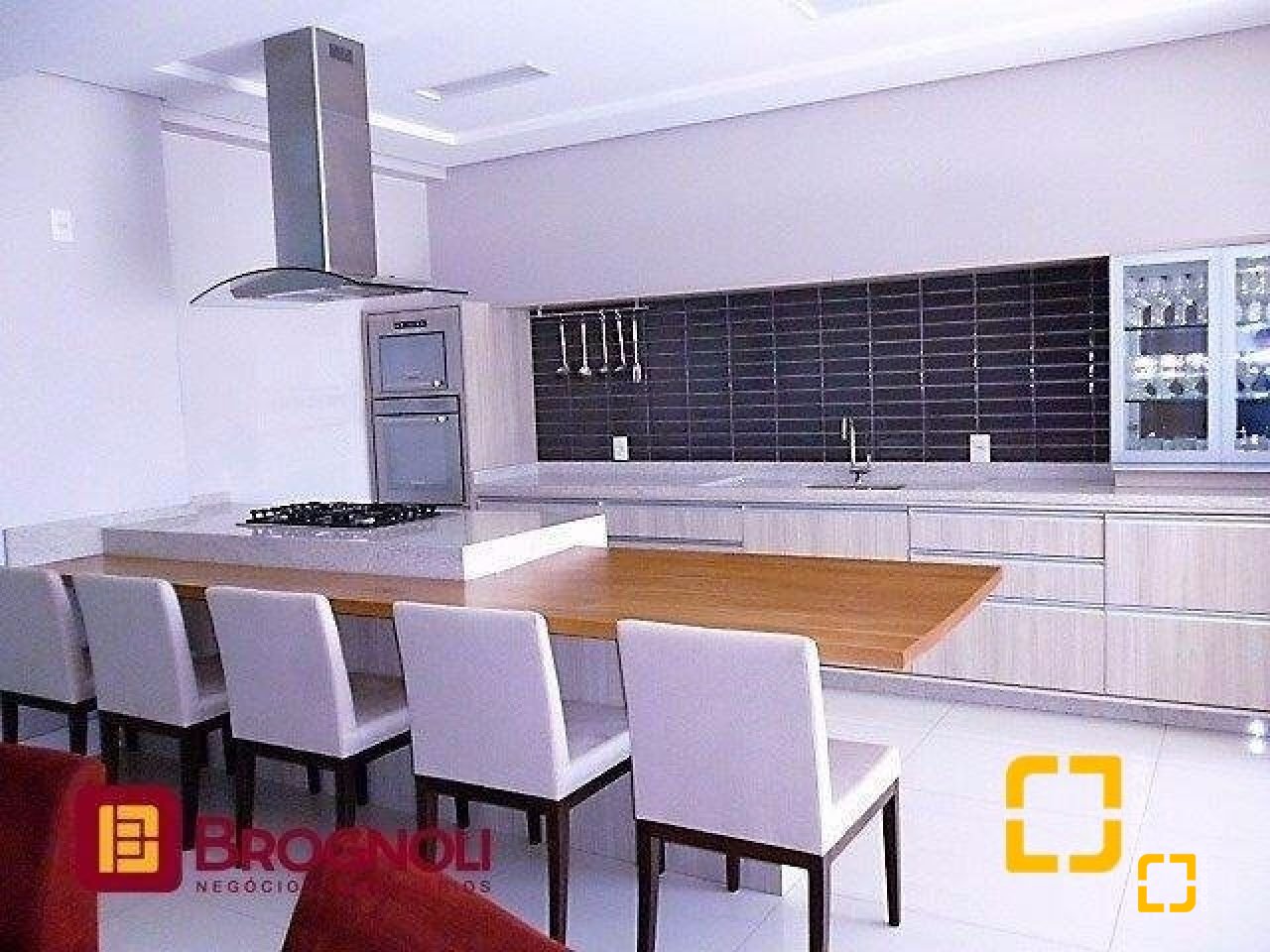 Apartamento com 95m², 4 quartos (sendo 1 suíte), 2 garagens, no bairro Beiramar em Florianópolis