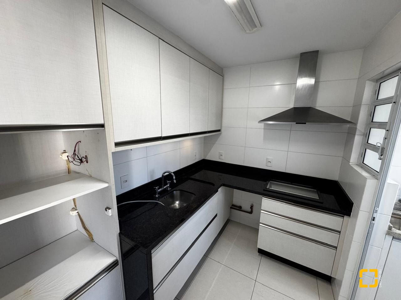 Apartamento com 95m², 4 quartos (sendo 1 suíte), 2 garagens, no bairro Beiramar em Florianópolis