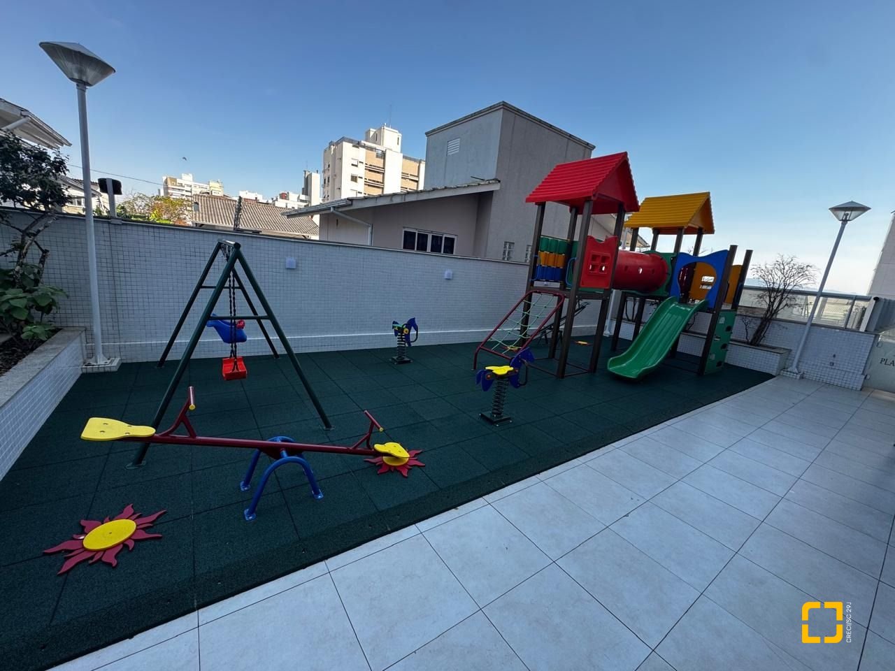 Apartamento com 95m², 4 quartos (sendo 1 suíte), 2 garagens, no bairro Beiramar em Florianópolis