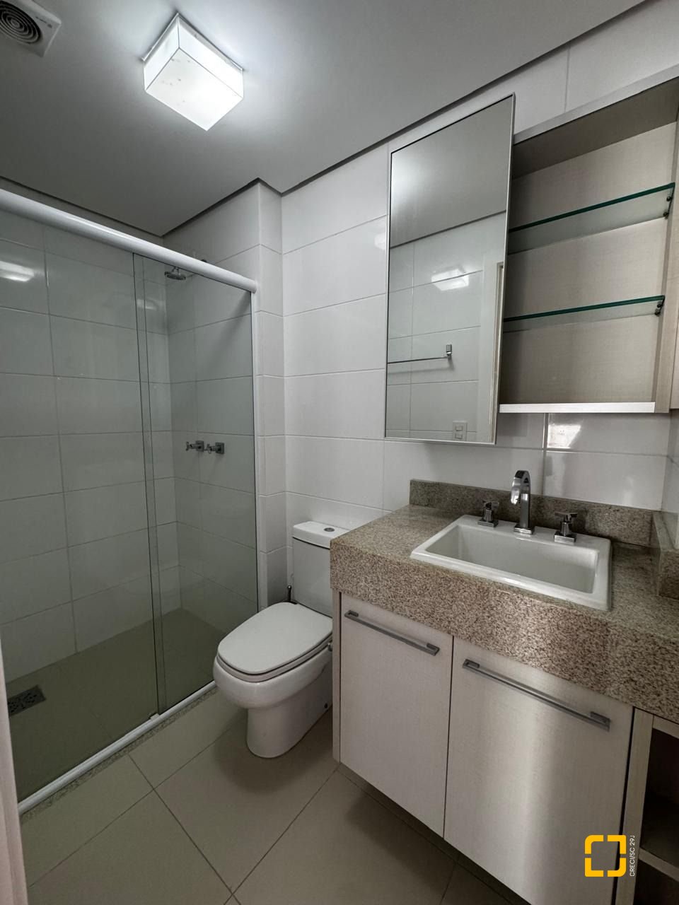 Apartamento com 95m², 4 quartos (sendo 1 suíte), 2 garagens, no bairro Beiramar em Florianópolis