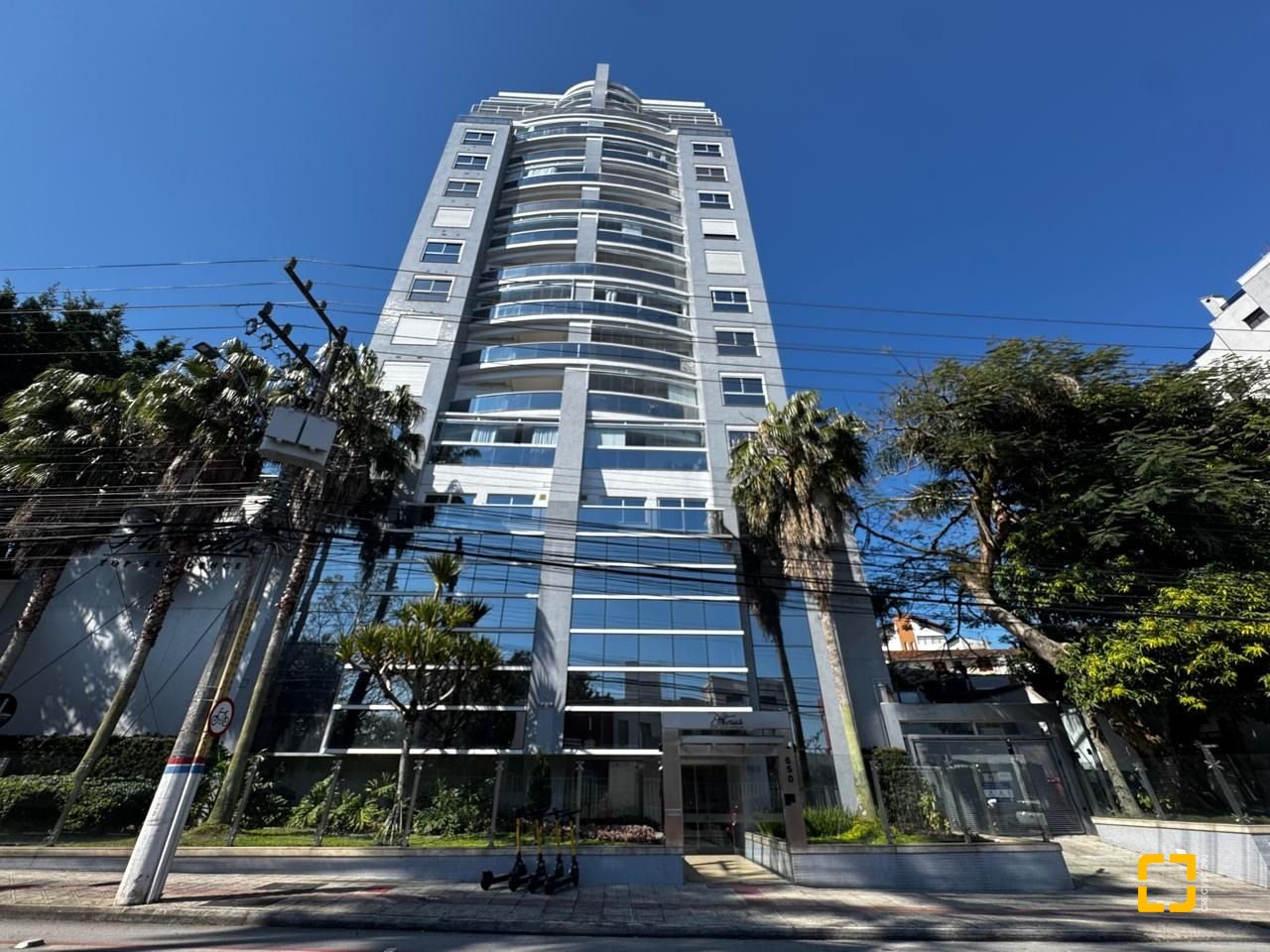 Apartamento com 95m², 4 quartos (sendo 1 suíte), 2 garagens, no bairro Beiramar em Florianópolis