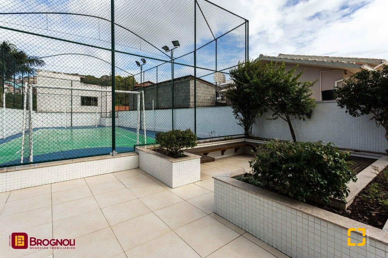Apartamento com 95m², 4 quartos (sendo 1 suíte), 2 garagens, no bairro Beiramar em Florianópolis