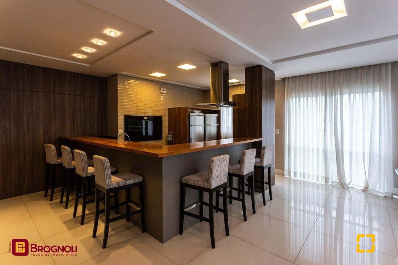 Apartamento com 95m², 4 quartos (sendo 1 suíte), 2 garagens, no bairro Beiramar em Florianópolis