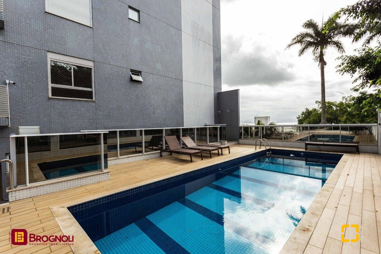 Apartamento com 95m², 4 quartos (sendo 1 suíte), 2 garagens, no bairro Beiramar em Florianópolis