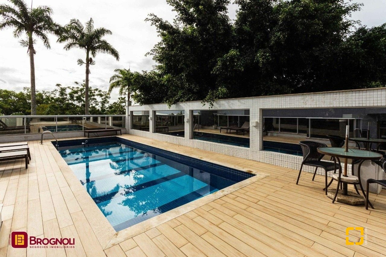 Apartamento com 95m², 4 quartos (sendo 1 suíte), 2 garagens, no bairro Beiramar em Florianópolis