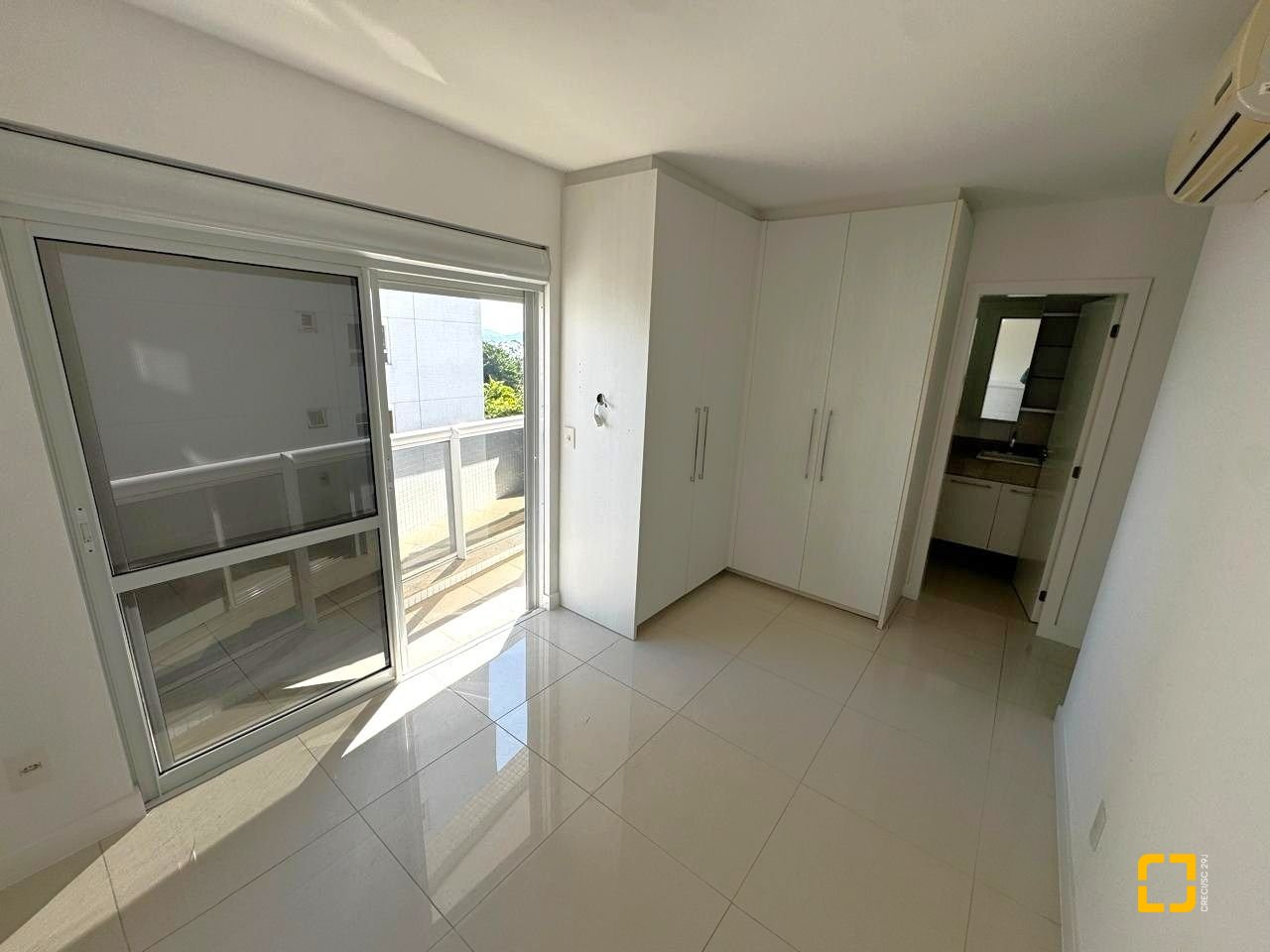 Apartamento com 95m², 4 quartos (sendo 1 suíte), 2 garagens, no bairro Beiramar em Florianópolis