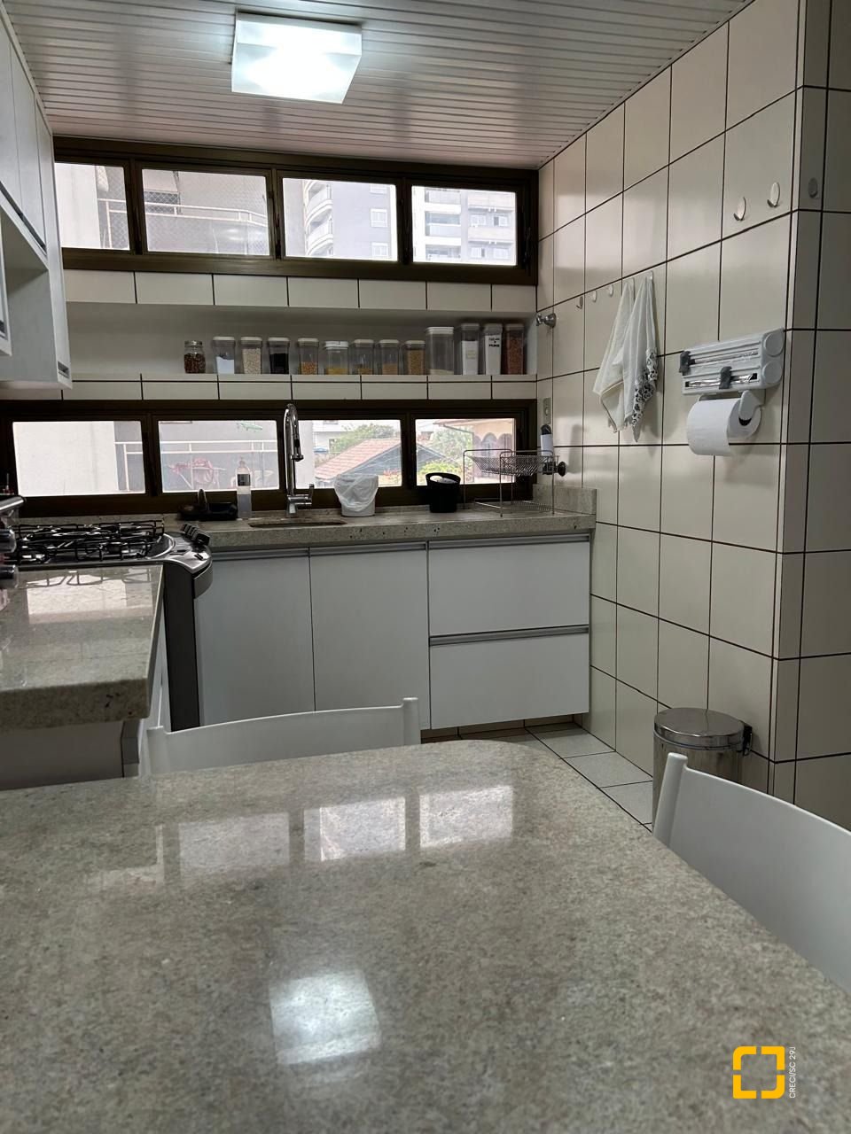 Apartamento com 208m², 5 quartos (sendo 1 suíte), 2 garagens, no bairro Agronômica em Florianópolis