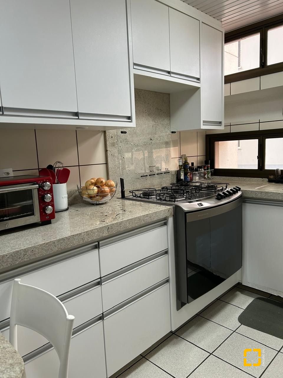 Apartamento com 208m², 5 quartos (sendo 1 suíte), 2 garagens, no bairro Agronômica em Florianópolis