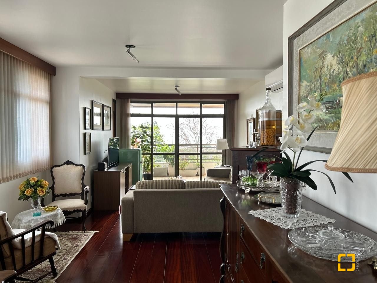 Apartamento com 208m², 5 quartos (sendo 1 suíte), 2 garagens, no bairro Agronômica em Florianópolis