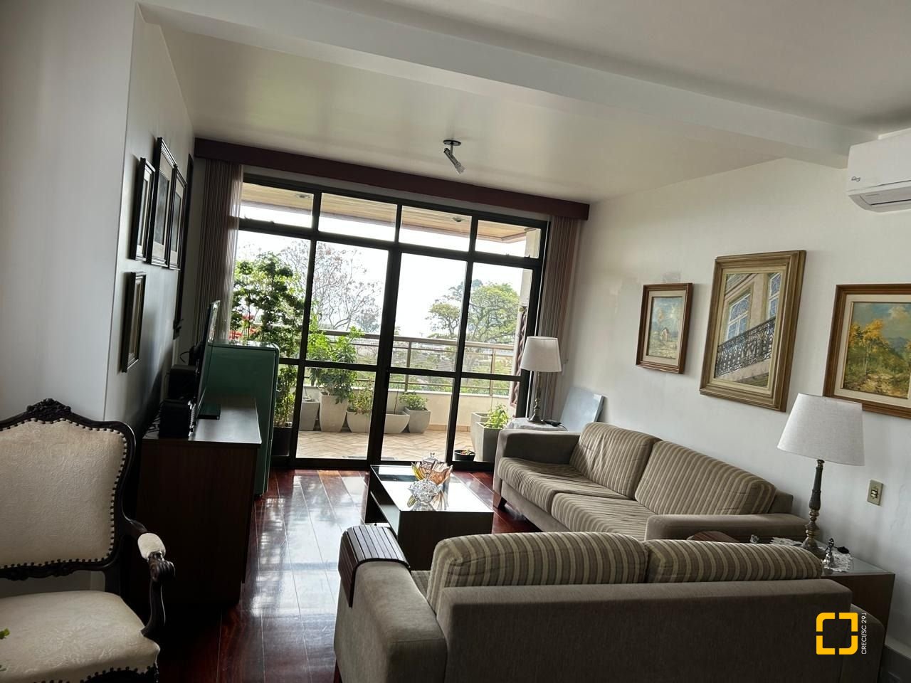 Apartamento com 208m², 5 quartos (sendo 1 suíte), 2 garagens, no bairro Agronômica em Florianópolis