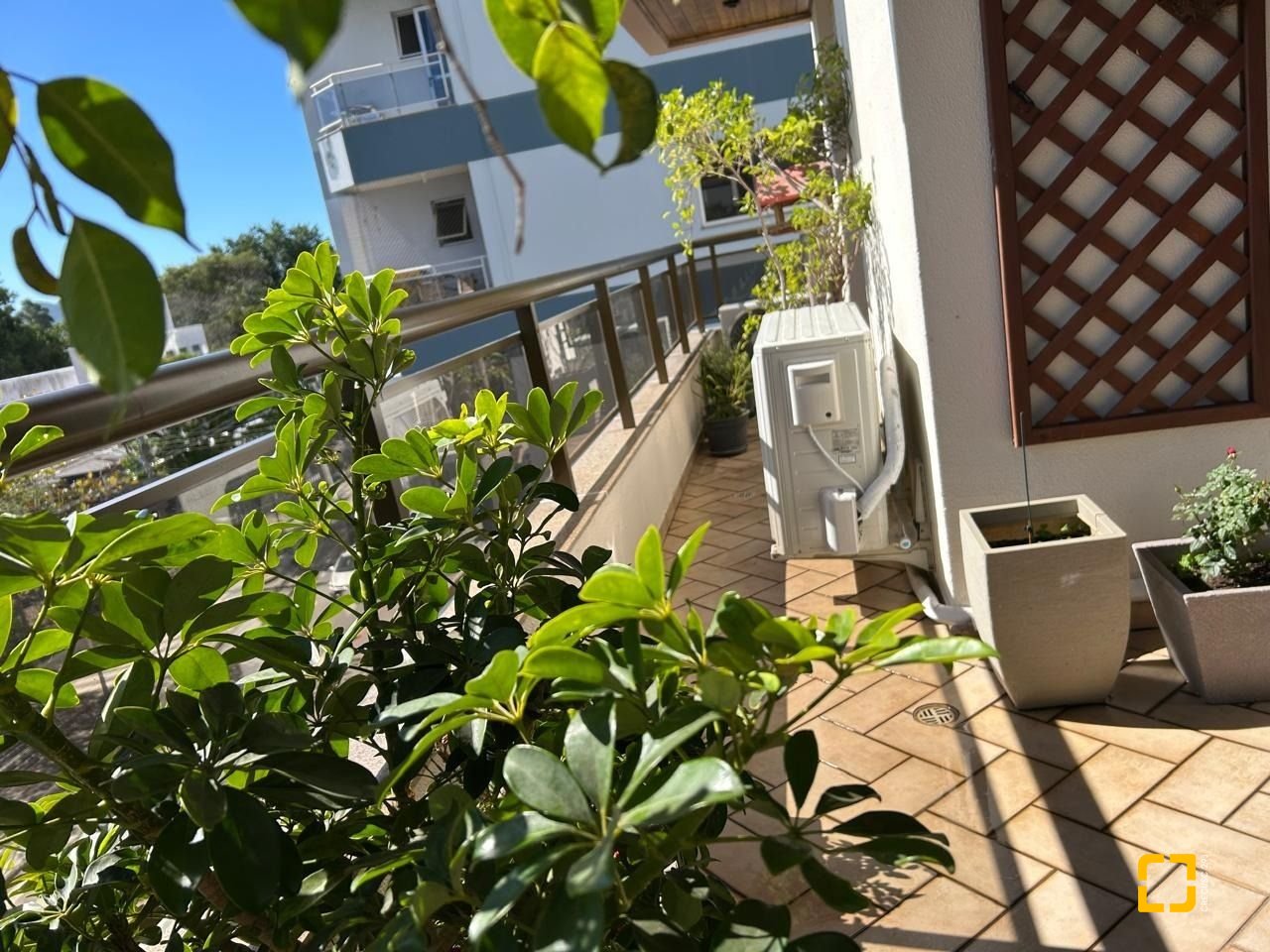 Apartamento com 208m², 5 quartos (sendo 1 suíte), 2 garagens, no bairro Agronômica em Florianópolis