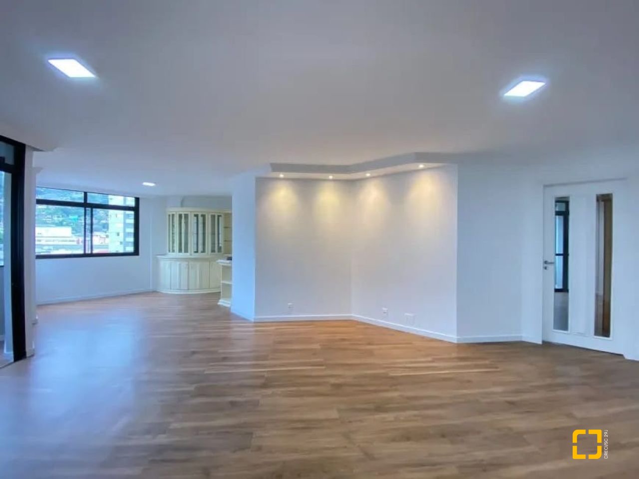 Apartamento com 157m², 6 quartos (sendo 3 suítes), 2 garagens, no bairro Centro em Florianópolis