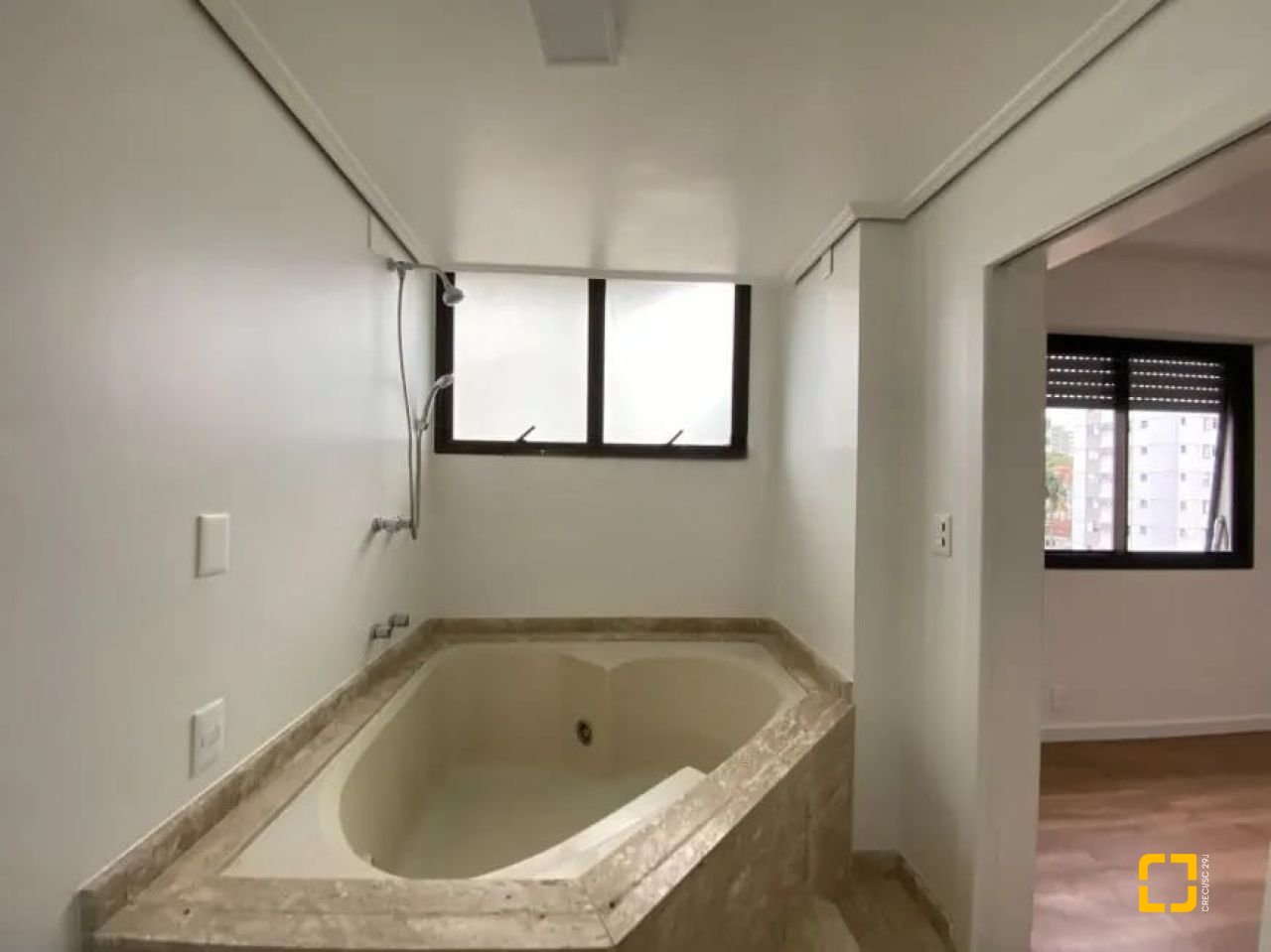 Apartamento com 157m², 6 quartos (sendo 3 suítes), 2 garagens, no bairro Centro em Florianópolis