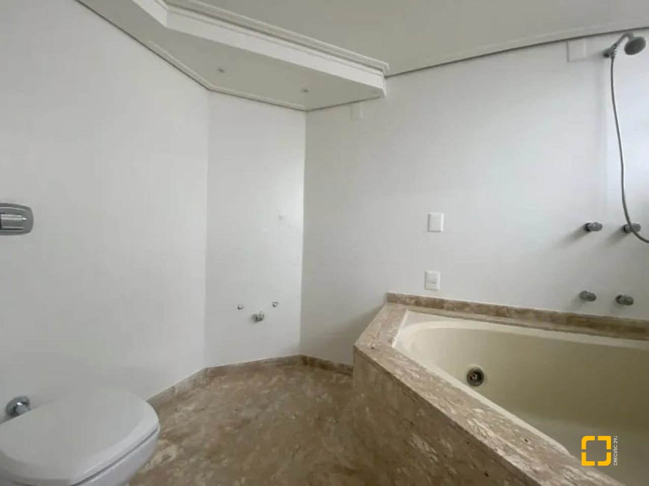 Apartamento com 157m², 6 quartos (sendo 3 suítes), 2 garagens, no bairro Centro em Florianópolis