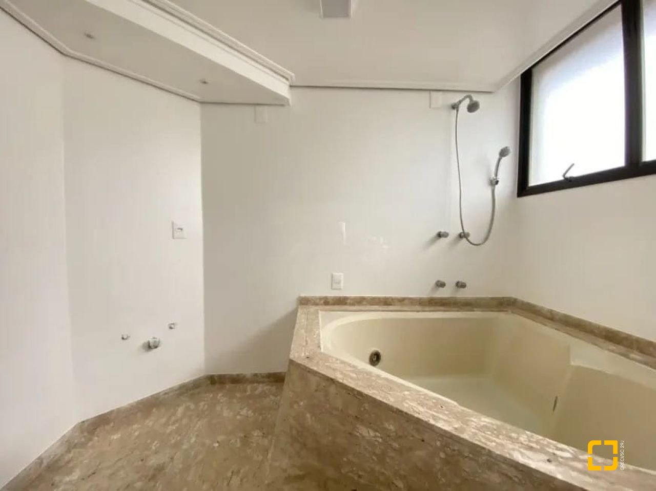 Apartamento com 157m², 6 quartos (sendo 3 suítes), 2 garagens, no bairro Centro em Florianópolis