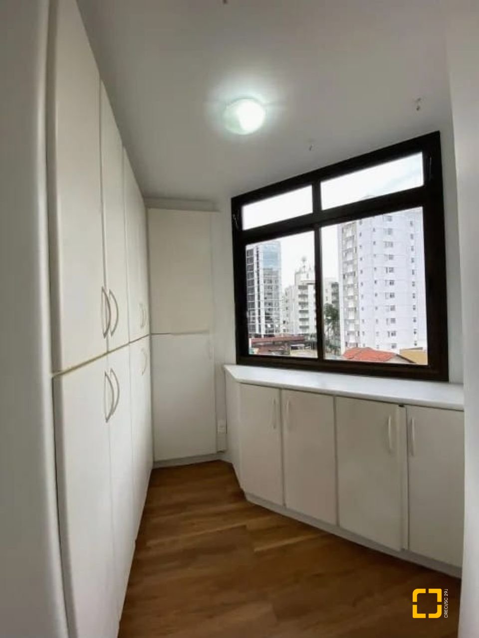 Apartamento com 157m², 6 quartos (sendo 3 suítes), 2 garagens, no bairro Centro em Florianópolis