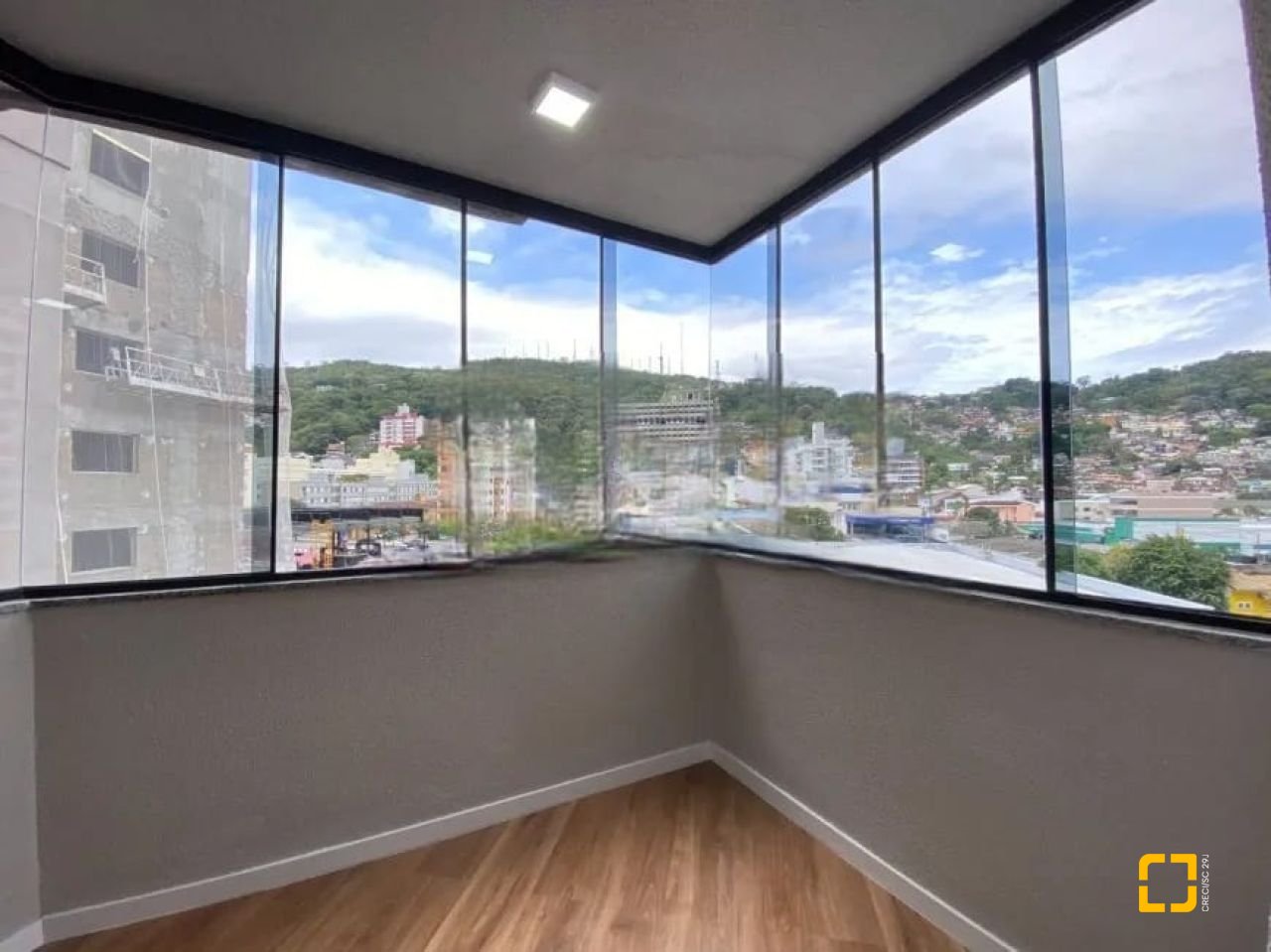 Apartamento com 157m², 6 quartos (sendo 3 suítes), 2 garagens, no bairro Centro em Florianópolis