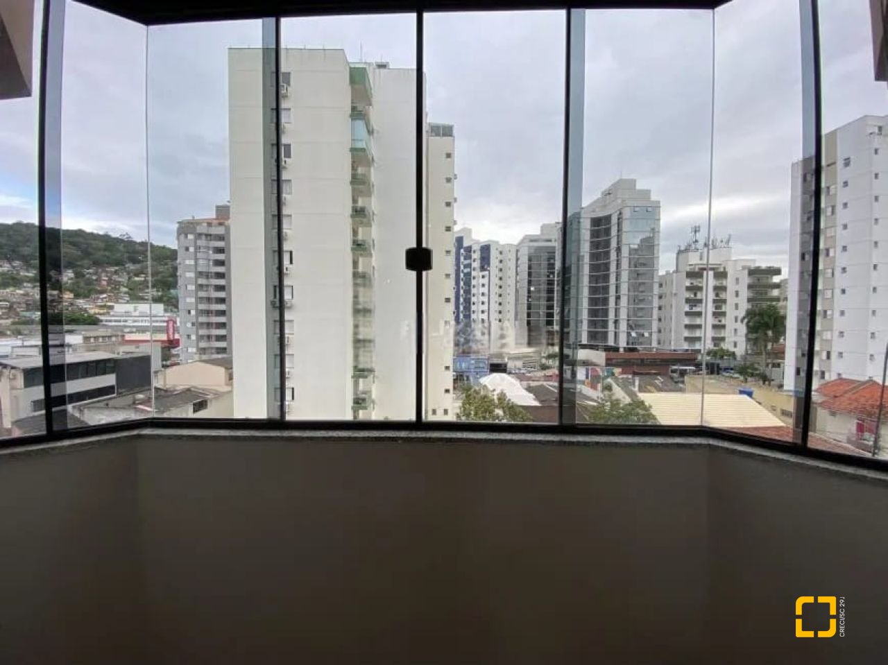 Apartamento com 157m², 6 quartos (sendo 3 suítes), 2 garagens, no bairro Centro em Florianópolis