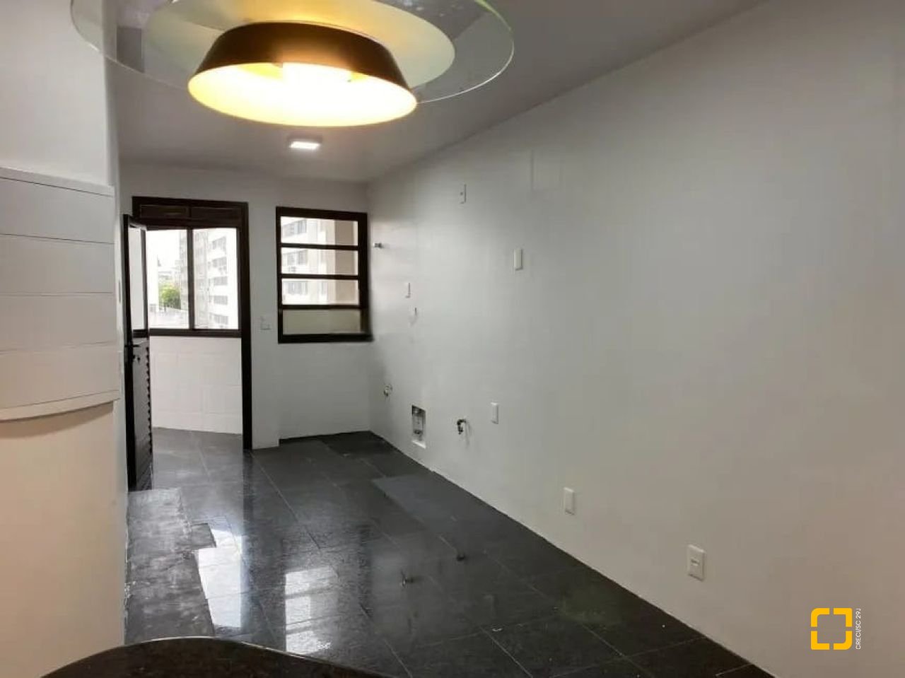Apartamento com 157m², 6 quartos (sendo 3 suítes), 2 garagens, no bairro Centro em Florianópolis