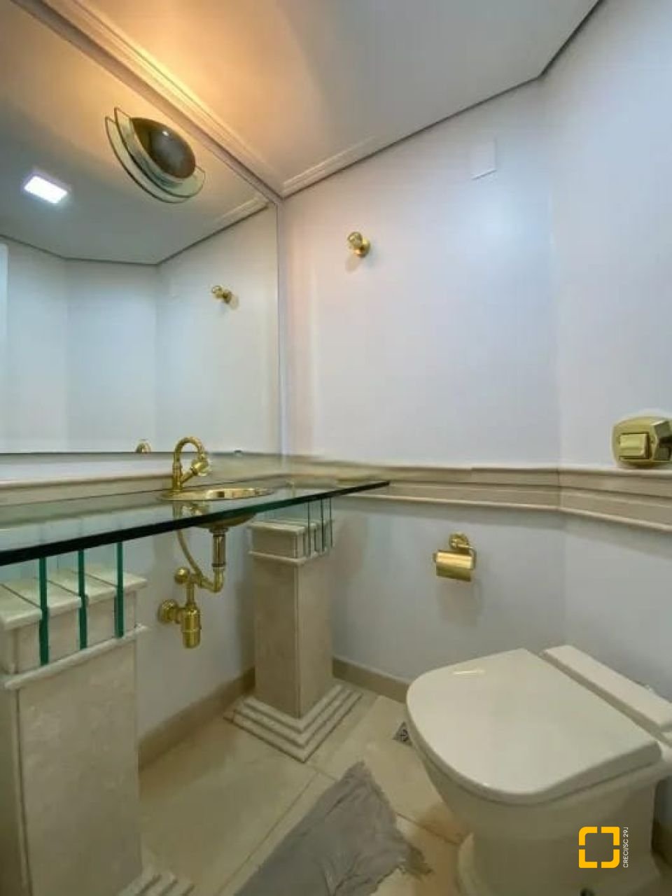 Apartamento com 157m², 6 quartos (sendo 3 suítes), 2 garagens, no bairro Centro em Florianópolis