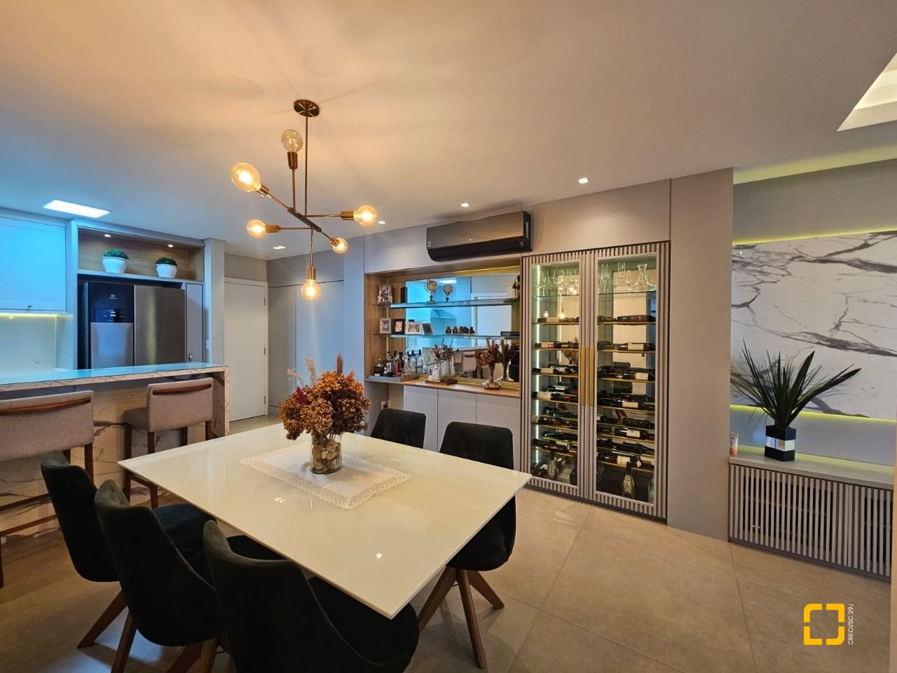 Apartamento com 107m², 3 quartos (sendo 1 suíte), 2 garagens, no bairro Campinas em São José