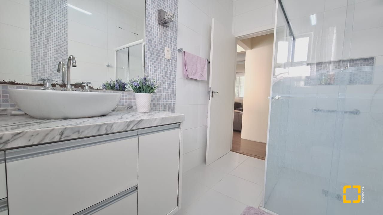 Casa com 185m², 5 quartos (sendo 1 suíte), 2 garagens, no bairro Capoeiras em Florianópolis