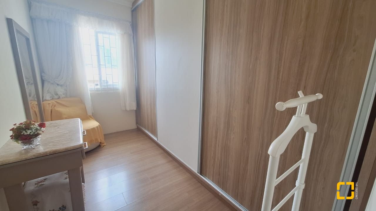 Casa com 185m², 5 quartos (sendo 1 suíte), 2 garagens, no bairro Capoeiras em Florianópolis