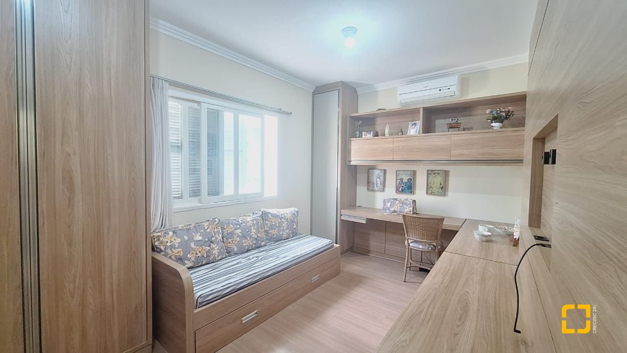 Casa com 185m², 5 quartos (sendo 1 suíte), 2 garagens, no bairro Capoeiras em Florianópolis