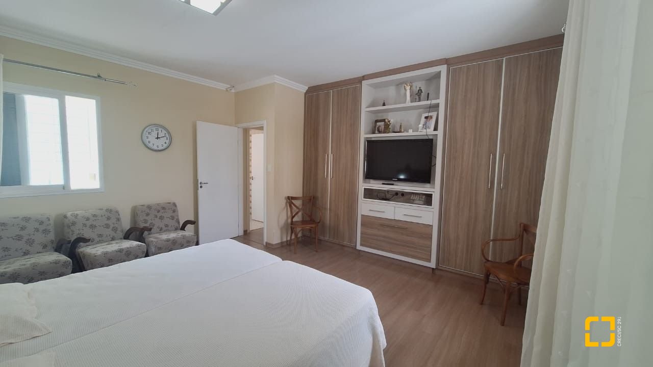 Casa com 185m², 5 quartos (sendo 1 suíte), 2 garagens, no bairro Capoeiras em Florianópolis
