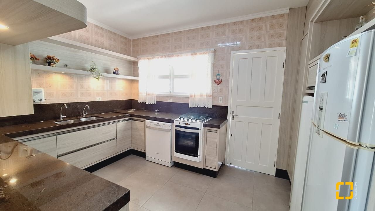 Casa com 185m², 5 quartos (sendo 1 suíte), 2 garagens, no bairro Capoeiras em Florianópolis