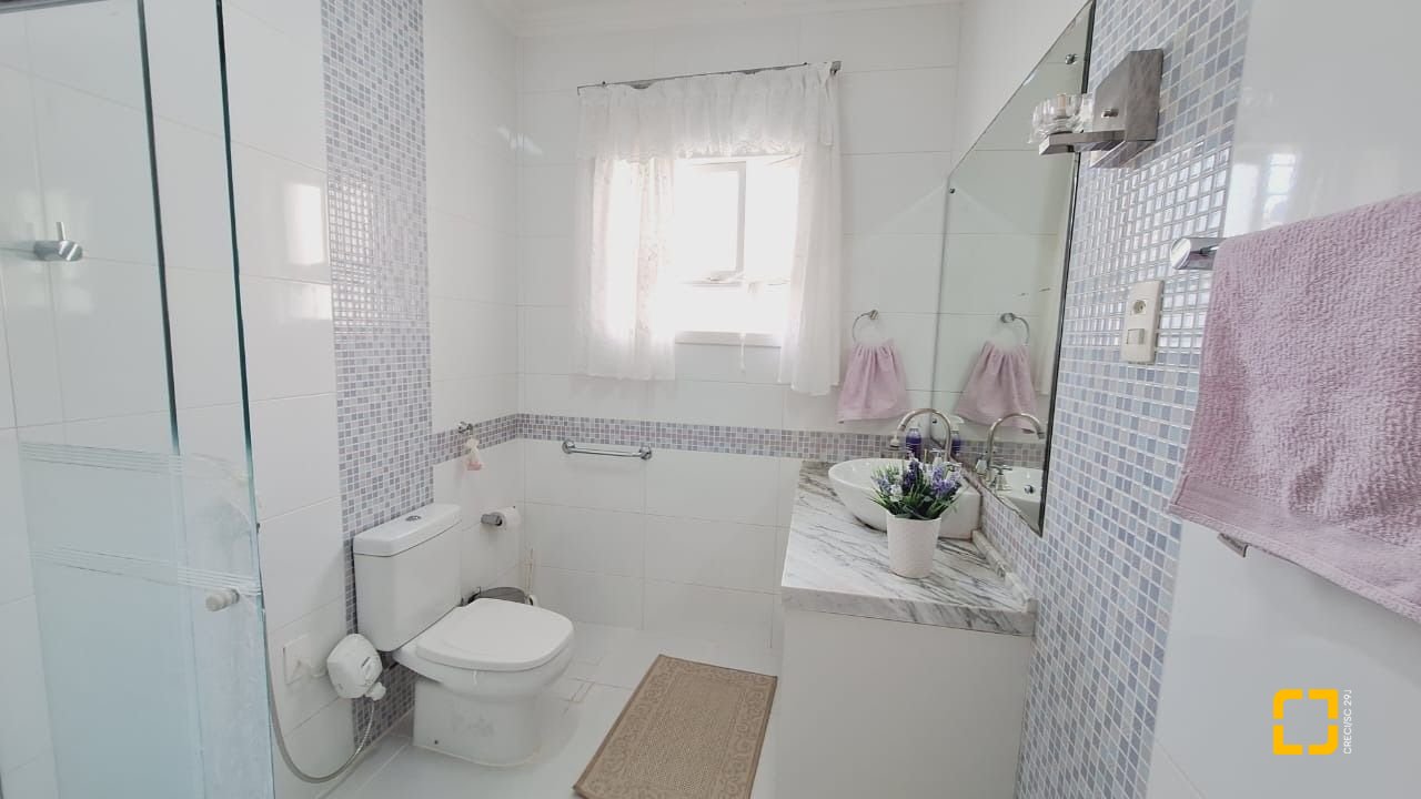 Casa com 185m², 5 quartos (sendo 1 suíte), 2 garagens, no bairro Capoeiras em Florianópolis