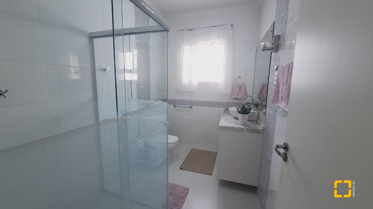 Casa com 185m², 5 quartos (sendo 1 suíte), 2 garagens, no bairro Capoeiras em Florianópolis