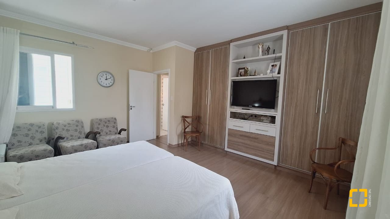 Casa com 185m², 5 quartos (sendo 1 suíte), 2 garagens, no bairro Capoeiras em Florianópolis