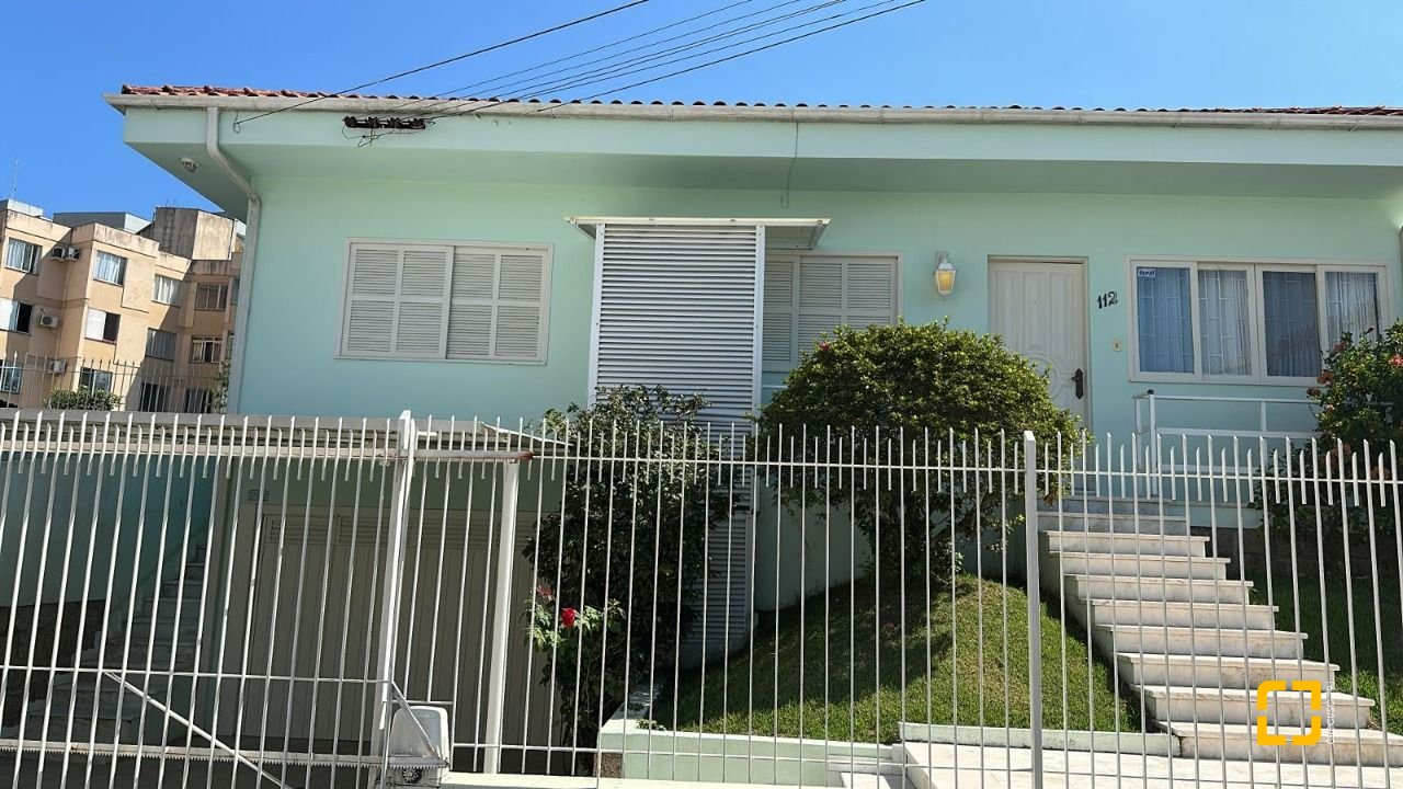 Casa com 185m², 5 quartos (sendo 1 suíte), 2 garagens, no bairro Capoeiras em Florianópolis